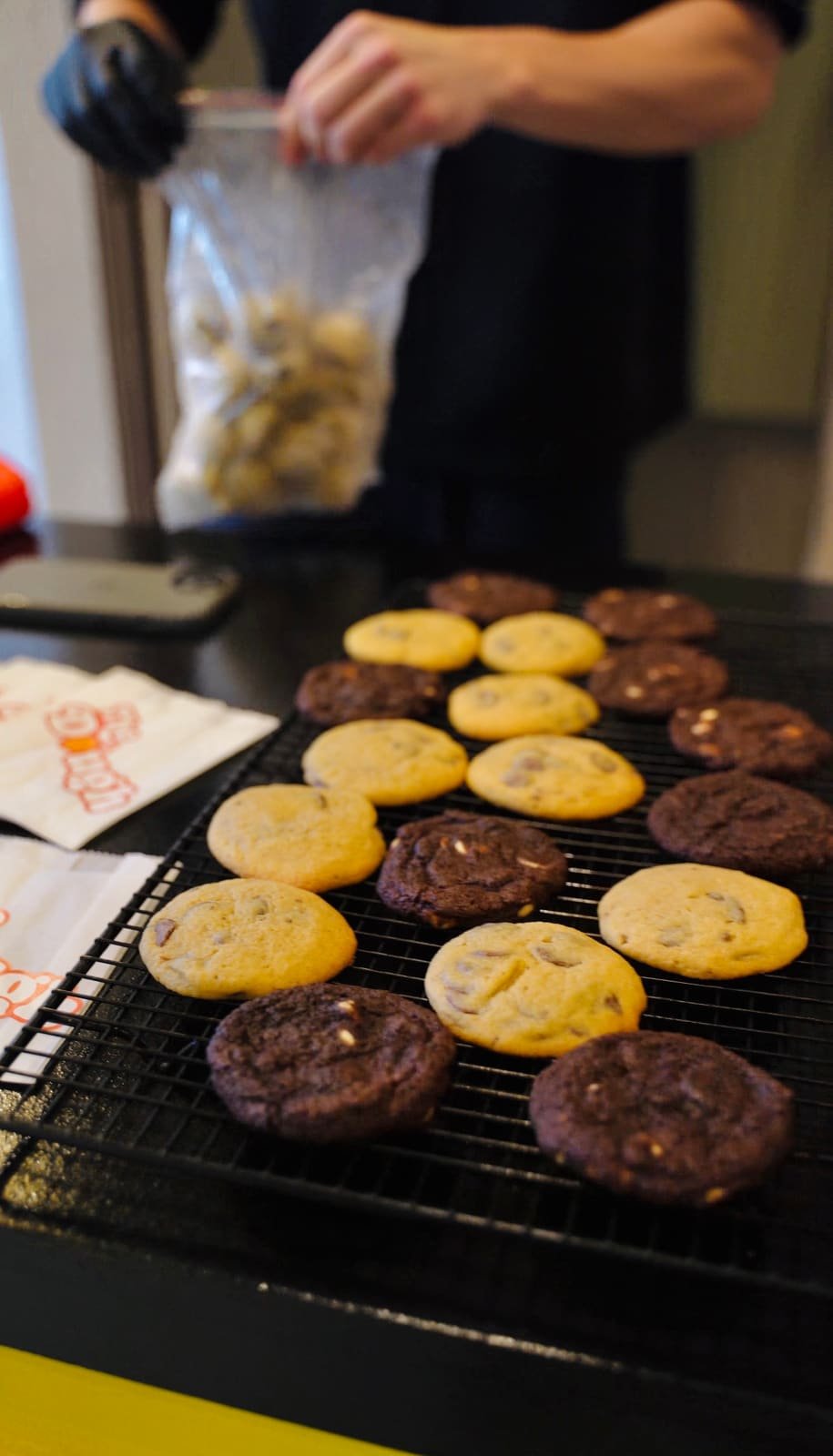 Cookies fresquinhos esfriando na grade durante o evento