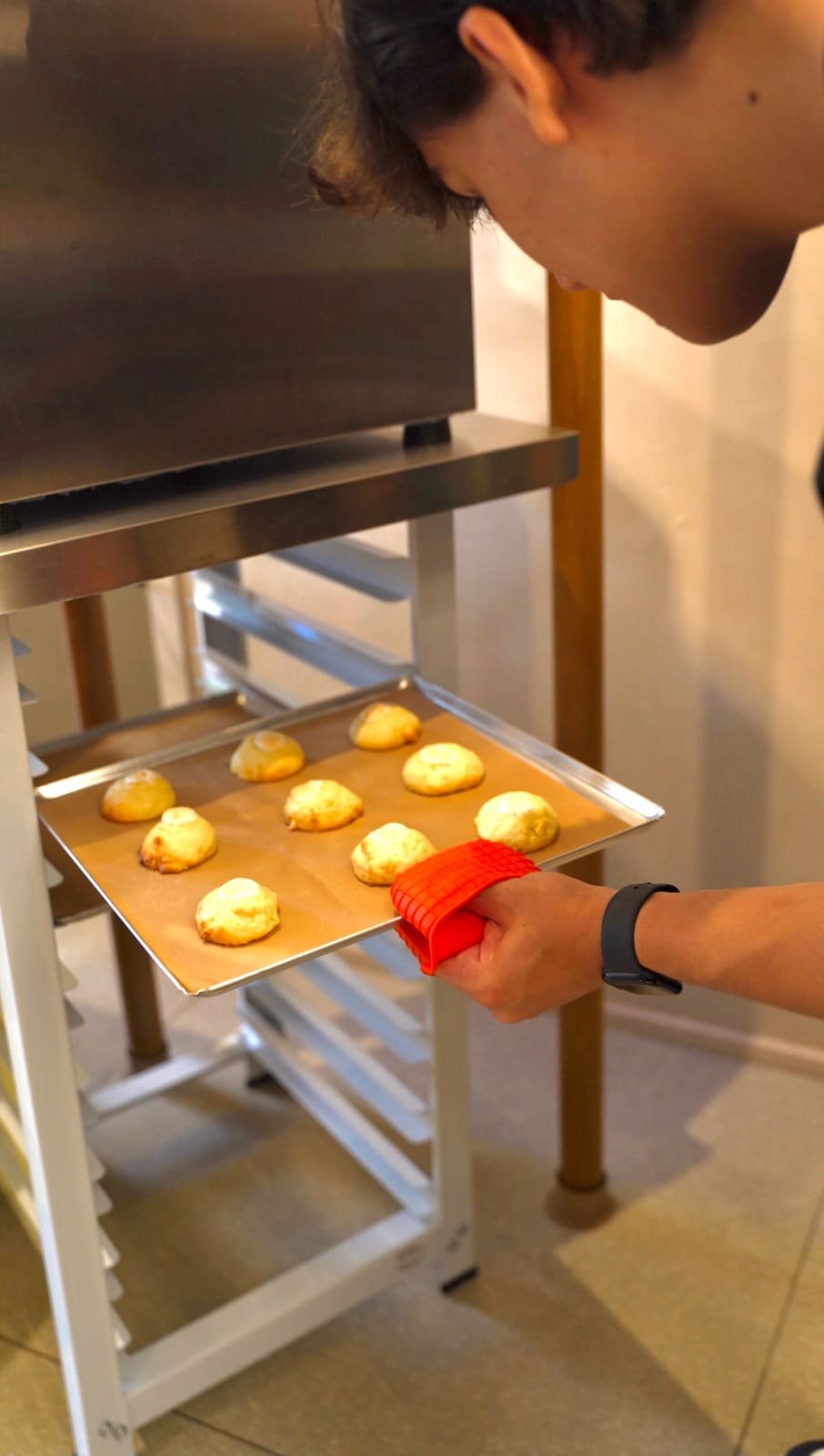 Cookies sendo assados no forno durante o evento